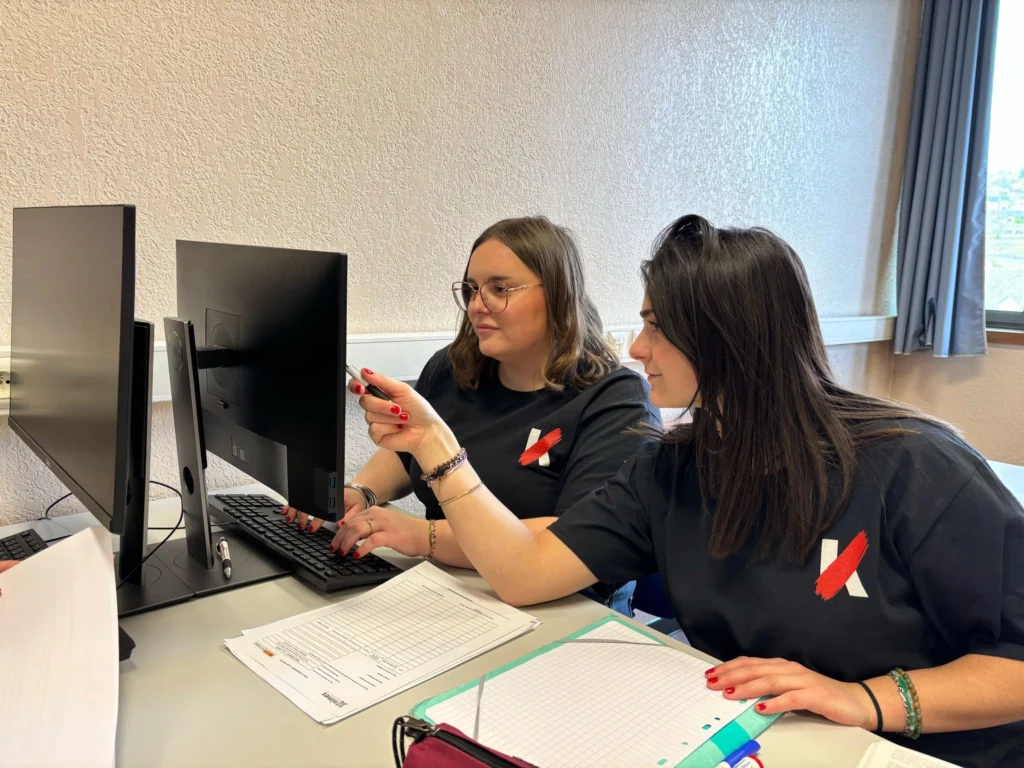 Marine et Camille devant un ordinateur