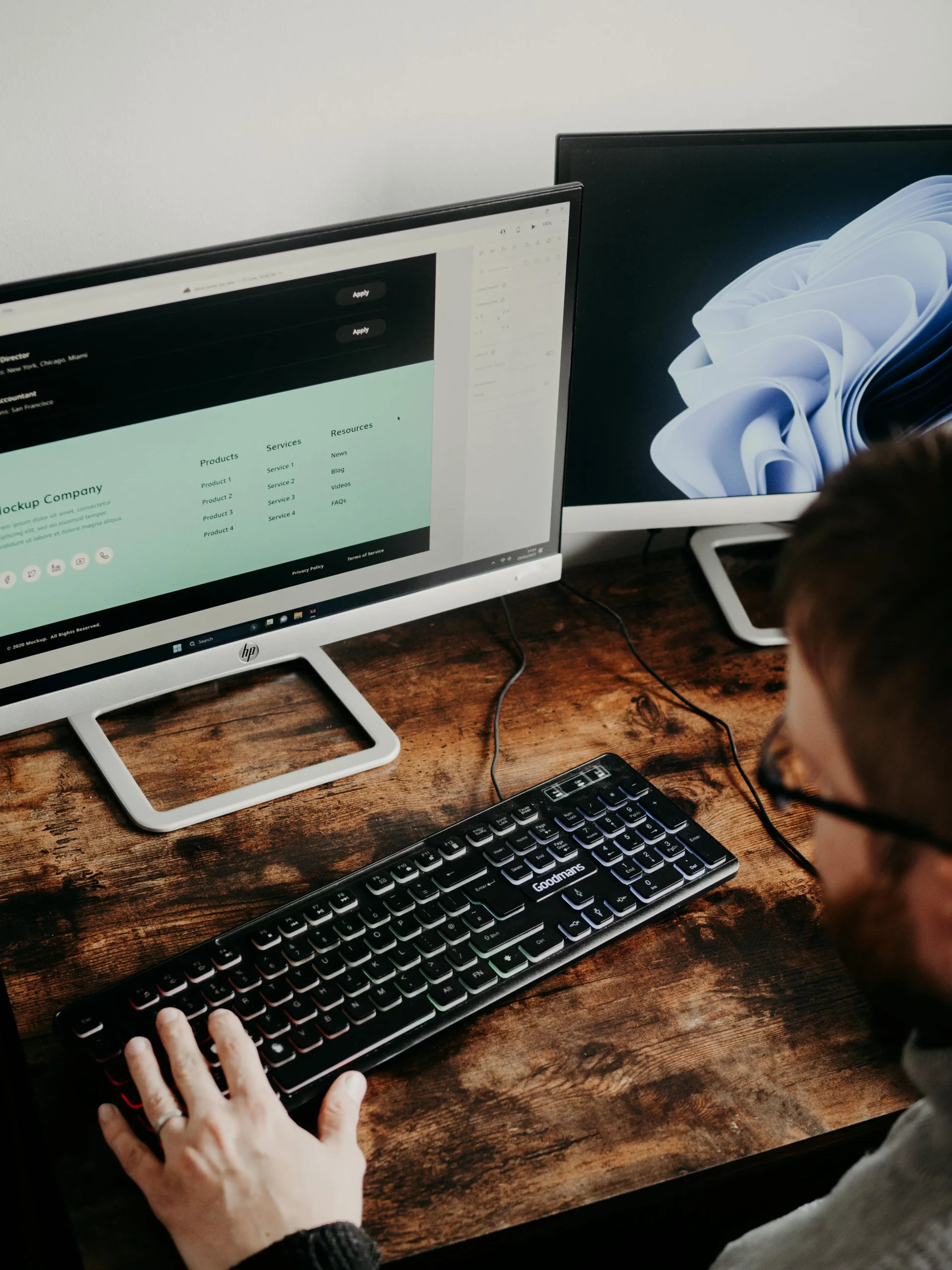 Personne devant son ordinateur entrain de rédiger pour son site web