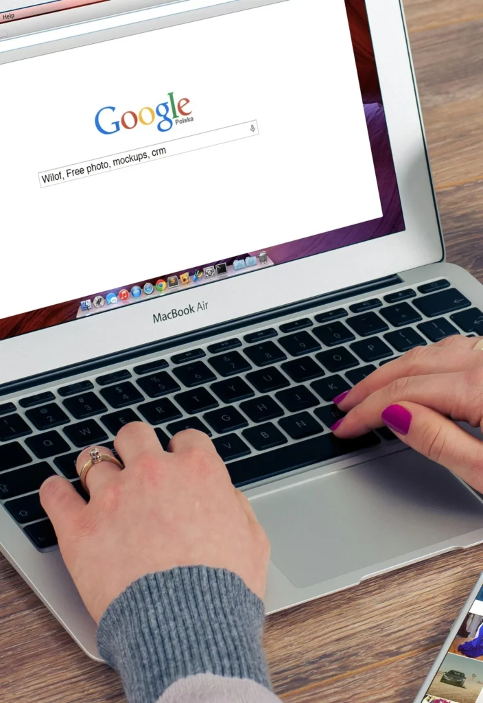 Personne devant son ordinateur entrain de faire une recherche sur son pc